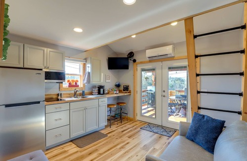 Marshall Apartment | Pet-Friendly Studio w/ Hot Tub & Views in Marshall