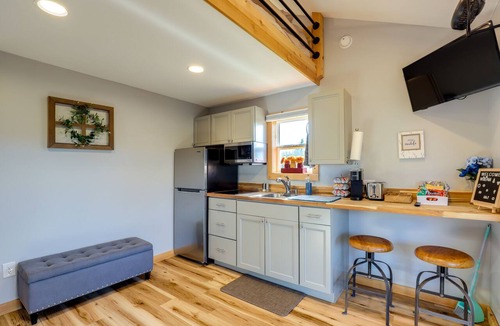 Marshall Apartment | Pet-Friendly Studio w/ Hot Tub & Views in Marshall