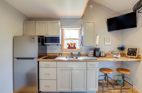 Marshall Apartment | Pet-Friendly Studio w/ Hot Tub & Views in Marshall