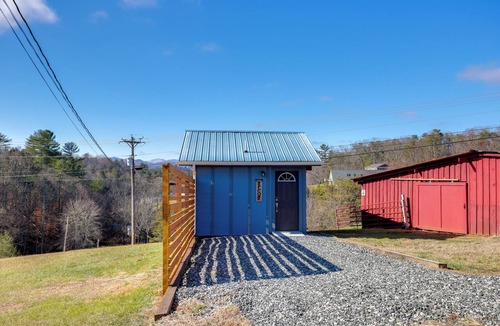 Marshall Apartment | Pet-Friendly Studio w/ Hot Tub & Views in Marshall