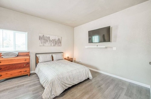 Raisin House | Pet-Friendly Studio with Quick Freeway Access