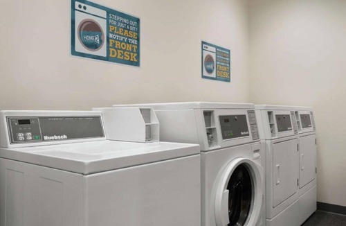 Brooklyn Park House | Pet-friendly suites minutes from Minneapolis