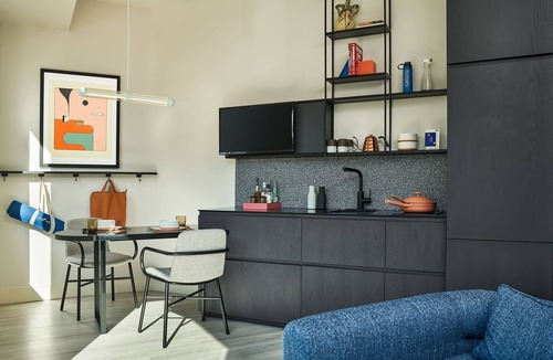 Cole Apartment | Pet Friendly + Suite | Rooftop Hot Tub & Bar