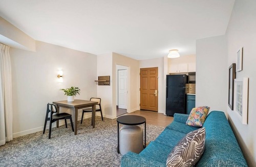 Sorrento Valley Hotel | Pet- friendly Suites with Free Breakfast in Great Location Near Black's Beach!