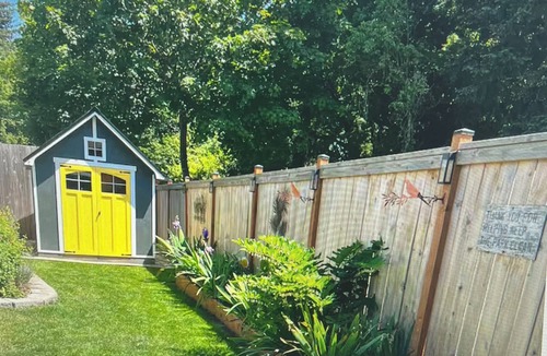 Eugene House | Pet Friendly Tiny Glass House Close To The Airport and Downtown