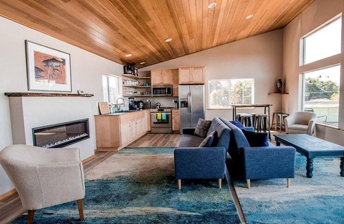 Waldport Cabin | Pet-Friendly Tiny House Getaway with an On-Site Dog Park near Waldport, Oregon