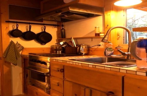 Cobb Cabin | Pet Friendly Tiny House for Glamping in California Woodlands