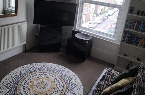 Ramsgate Apartment | Pet Friendly Top Floor Apt w Sea View Sleeps 5