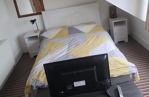 Ramsgate Apartment | Pet Friendly Top Floor Apt w Sea View Sleeps 5