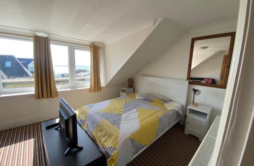 Ramsgate Apartment | Pet Friendly Top Floor Apt w Sea View Sleeps 5