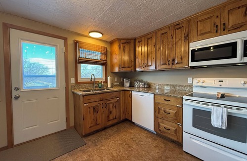 Sioux Falls House | Pet-Friendly Townhome Fenced Yard Near Avera