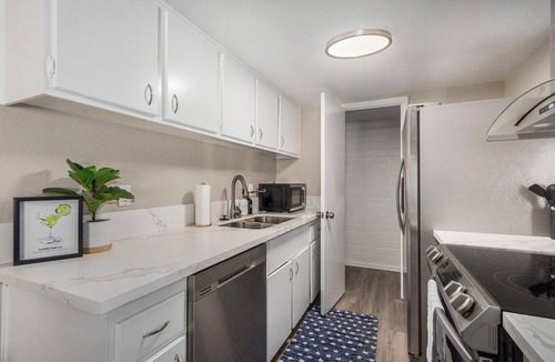 Glendale House | Pet Friendly Townhome with New Furnishings and Private enclosed Patio.