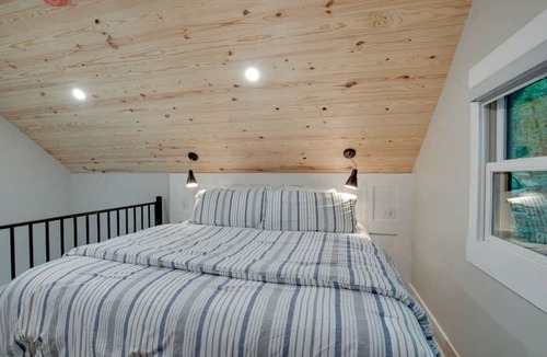 Groveoak Cabin | Pet-Friendly Tree House Great for a Relaxing Escape in Alabama