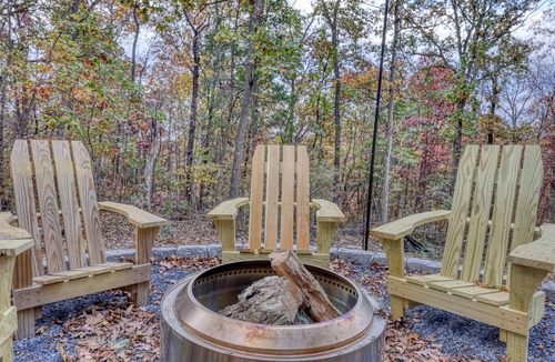 Mount Jackson Cabin | Pet-Friendly Treehouse Sanctuary w/Hot Tub & Firepit