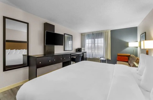 Brewerton Hotel | Pet-friendly Unit Near Oneida Shores – 2 Miles from Scenic Park