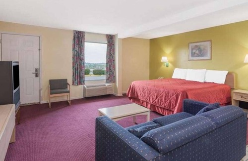 Berea House | Pet-friendly Unit! Roundtrip Airport Shuttle Available, Free Breakfast, Parking