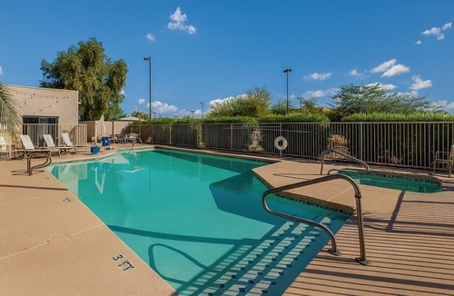 Palm Valley Hotel | Pet-Friendly Unit with Free Wifi, Free Parking, Pool, and Breakfast!