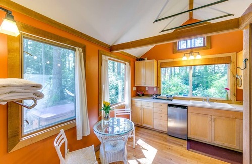 Rollingbay Cabin | Pet Friendly - Peaceful Cabin in the Wood - Hot Tub