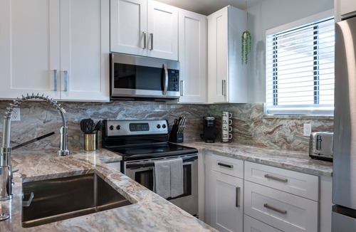 Palm Beach Gardens Cottage | PET FRIENDLY Brand New cottage with great rates! Book now - it won’t last