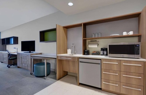 Upper Grand Lagoon Hotel | Pet-Friendly Suite | Breakfast + Pool | Panama City Beach