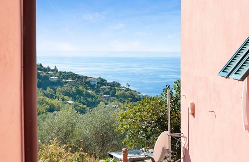 Lavagna House | Pet-friendly Vacation Home Villetta Rosa with Garden, Terrace, Balcony, BBQ & Wi-Fi