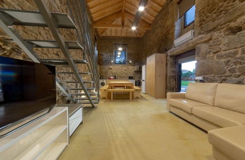 Braga Villa | Pet-friendly Vacation Home Villae Carreiro with Pool, A/C, Wi-Fi, Garden & Terrace