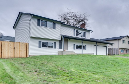 Lake Shore House | Pet-Friendly Vancouver Retreat w/Home Gym & Grill
