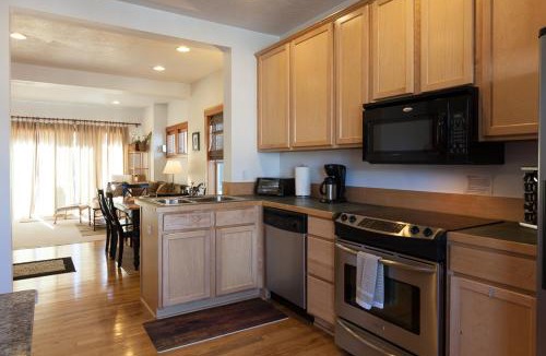 Hood River House | Pet Friendly Venturi BBQ on the Deck