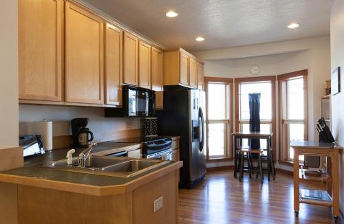 Hood River House | Pet Friendly Venturi BBQ on the Deck