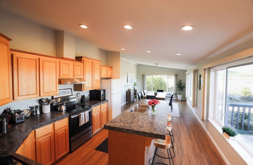 Sherwood House | Pet Friendly Vineyard Home with Mountain Views