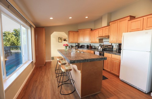 Sherwood House | Pet Friendly Vineyard Home with Mountain Views