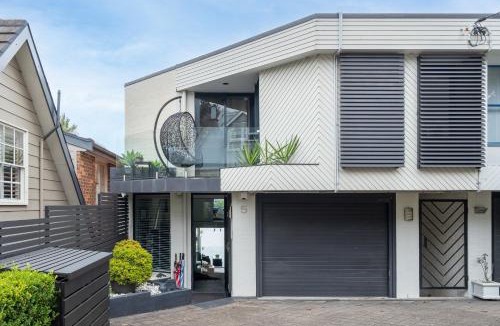 Balmain East House | Pet Friendly Waterfront Escape in Balmain East!