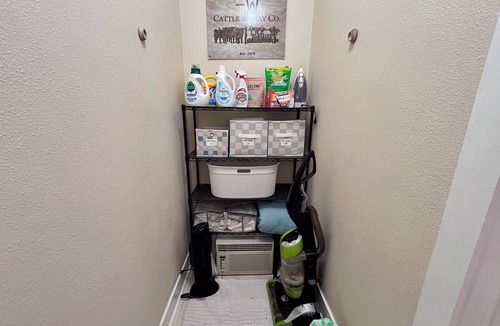 Fort Worth Cultural District House | Pet-Friendly Weekend Retreat with Private Yard-Walking distance to Dickies Arena