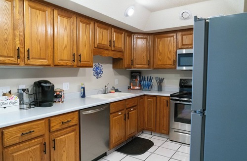 Windsor Heights House | Pet-Friendly Windsor Heights Stay – Ideal for Reunions, Road Trips & Remote Work