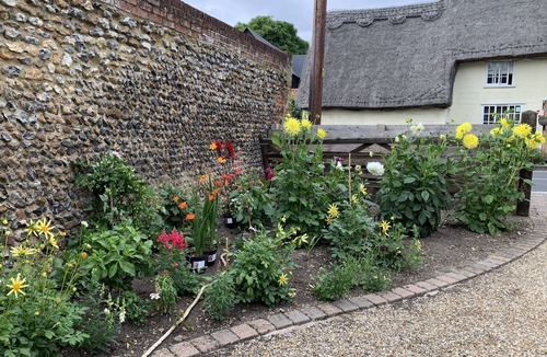 Saffron Walden Apartment | Pet Friendly With Enclosed Leafy Outdoor Space