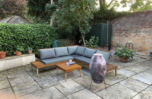 Saffron Walden Apartment | Pet Friendly with enclosed leafy outdoor space
