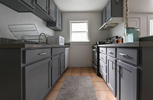 Poets Corner Apartment | Pet Lovers` Haven Near UCB & Subway
