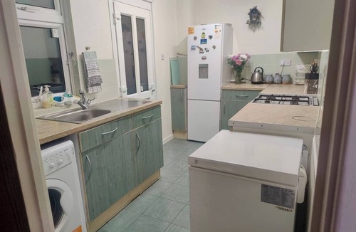 Farcet House | Peterborough Nice House with garden free parking