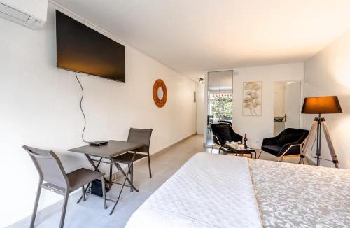 Saint-Tropez Apartment | Petit Eden l Balcony & Peaceful l Shellter Rentals