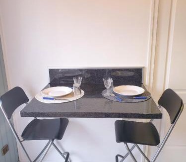 Stains Apartment | Petite Maison hyper calme proche RER, à 2 arrêts du Stade de France, 25min Paris centre, proche, Disney, Astérix, CDG
