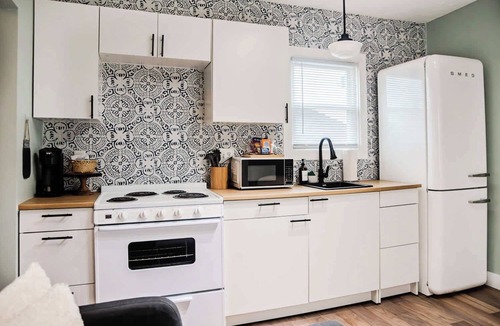 Dayton House | Petite Paradise: Tiny Home Vibes! Great Location!