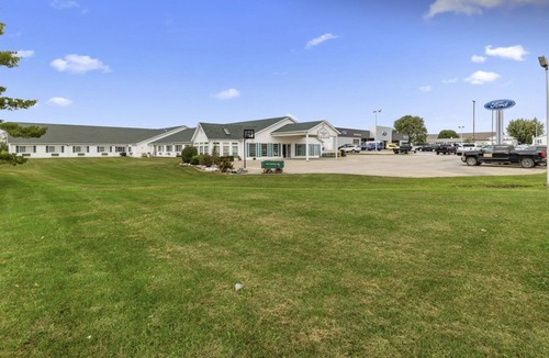 Renault Bed & Breakfast | Petite Queen Suite with Free Breakfast and Parking