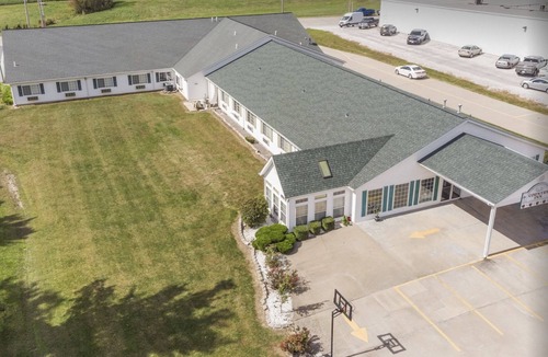 Renault Bed & Breakfast | Petite Single Queen Room in the Heart of Red Bud!