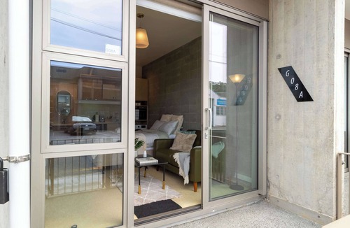 Petone Apartment | Petone City Studio with Balcony