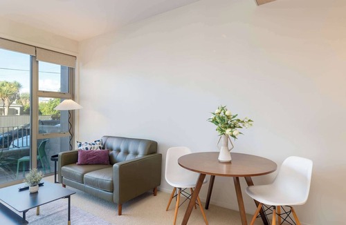 Petone Apartment | Petone Studio - Balcony, Bath Tub, Sleeps 2