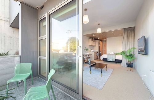 Petone Apartment | Petone Studio - Balcony, Bath Tub, Sleeps 2
