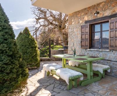Synikia Mesi Trikalon House | Petrino Lodge Stone Mountain Retreat