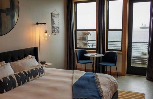 Astoria Hotel | Pets Allowed, River View King Room at Bowline Hotel