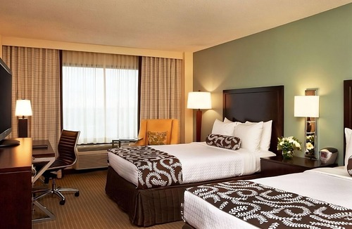 Eagan Park Hotel | Pets are Allowed HERE! Outdoor Pool, Minutes From Delta Flight Museum