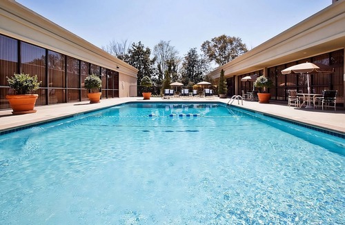 Eagan Park Hotel | Pets are Allowed HERE! Outdoor Pool, Minutes From Delta Flight Museum